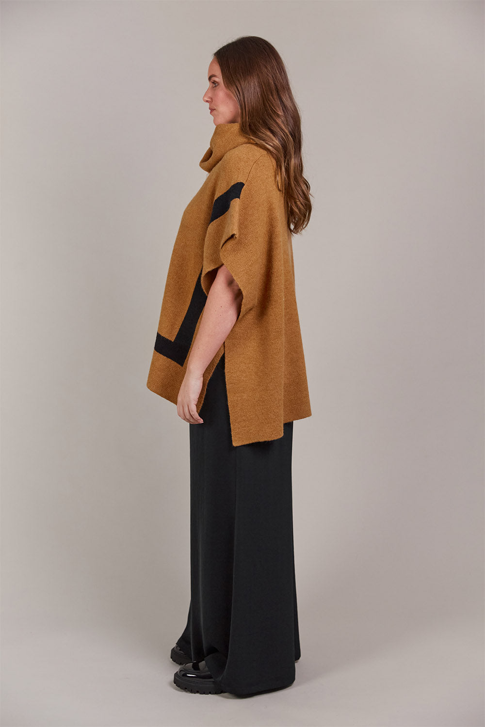 Avino One Size Poncho in Tobacco