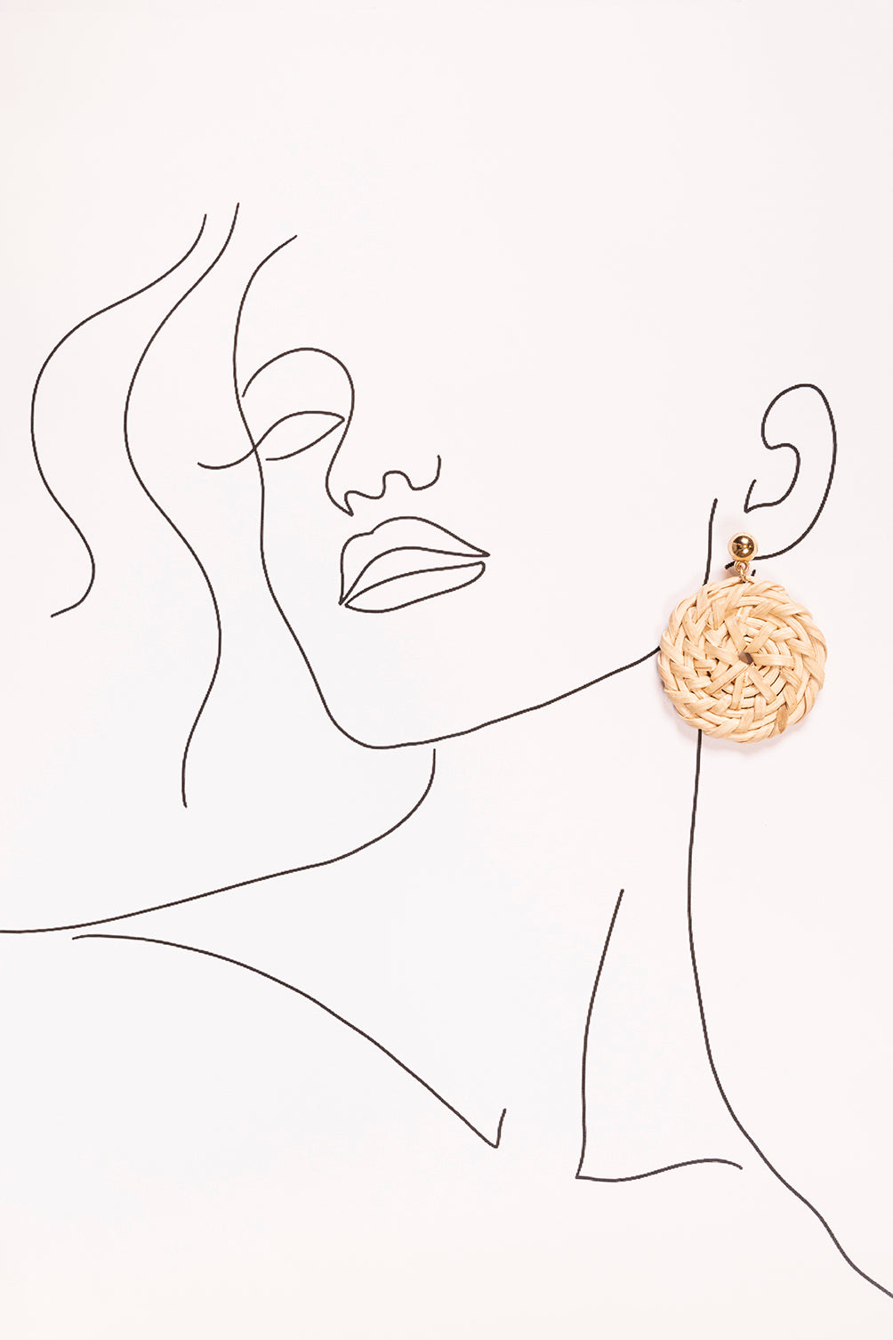 Round Raffia Earrings in Natural