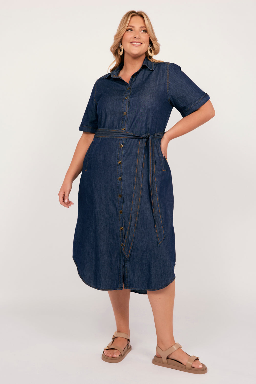 Abbey Chambray Short Sleeve Dress in Dark Wash