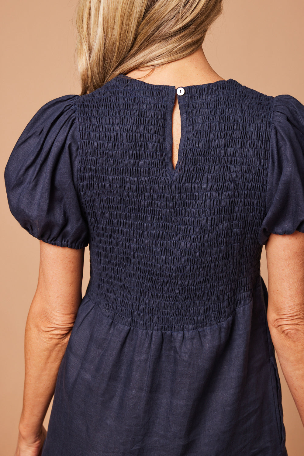 Minden Linen Shirred Short Sleeve Dress in Navy